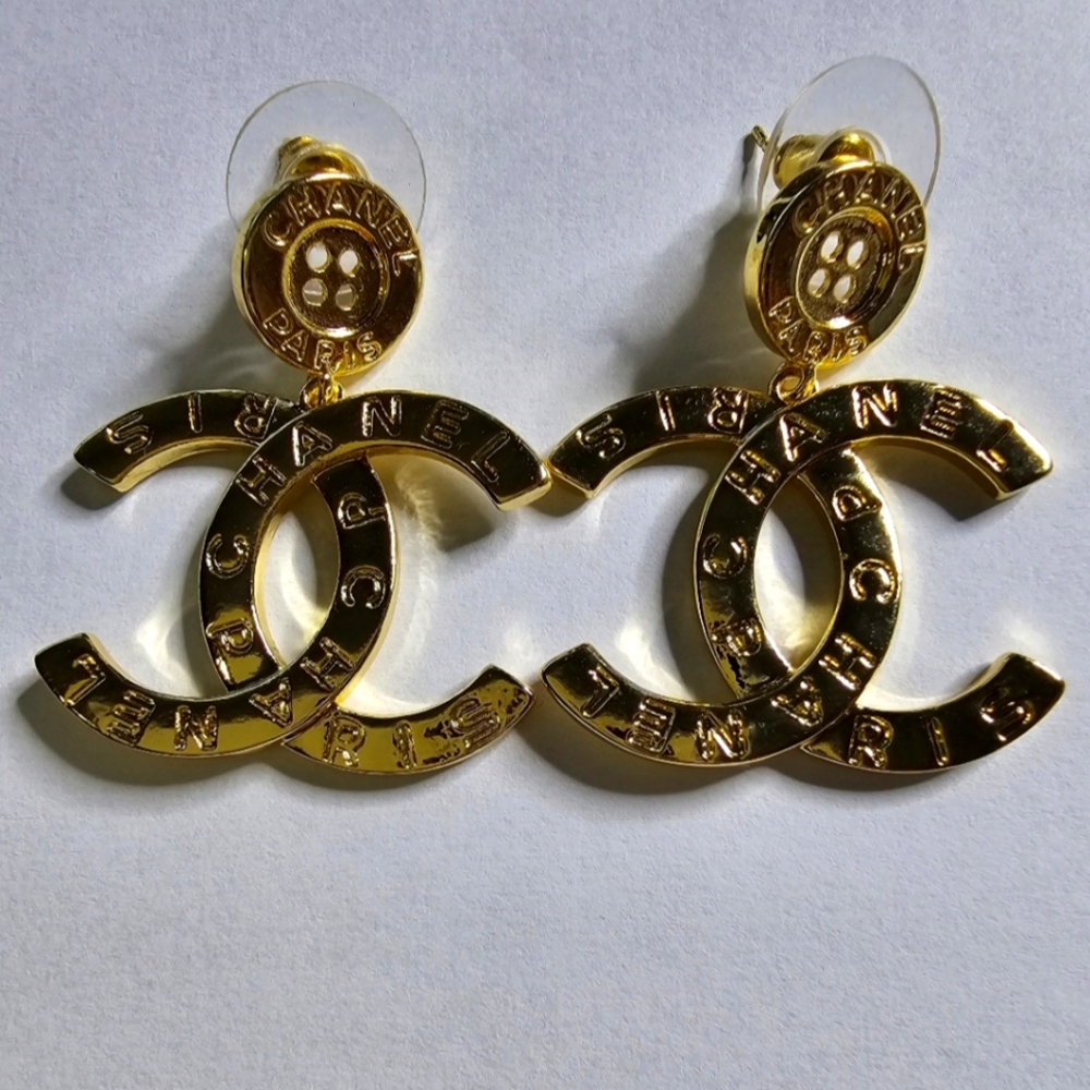 BUTTON CC DROP EARRINGS